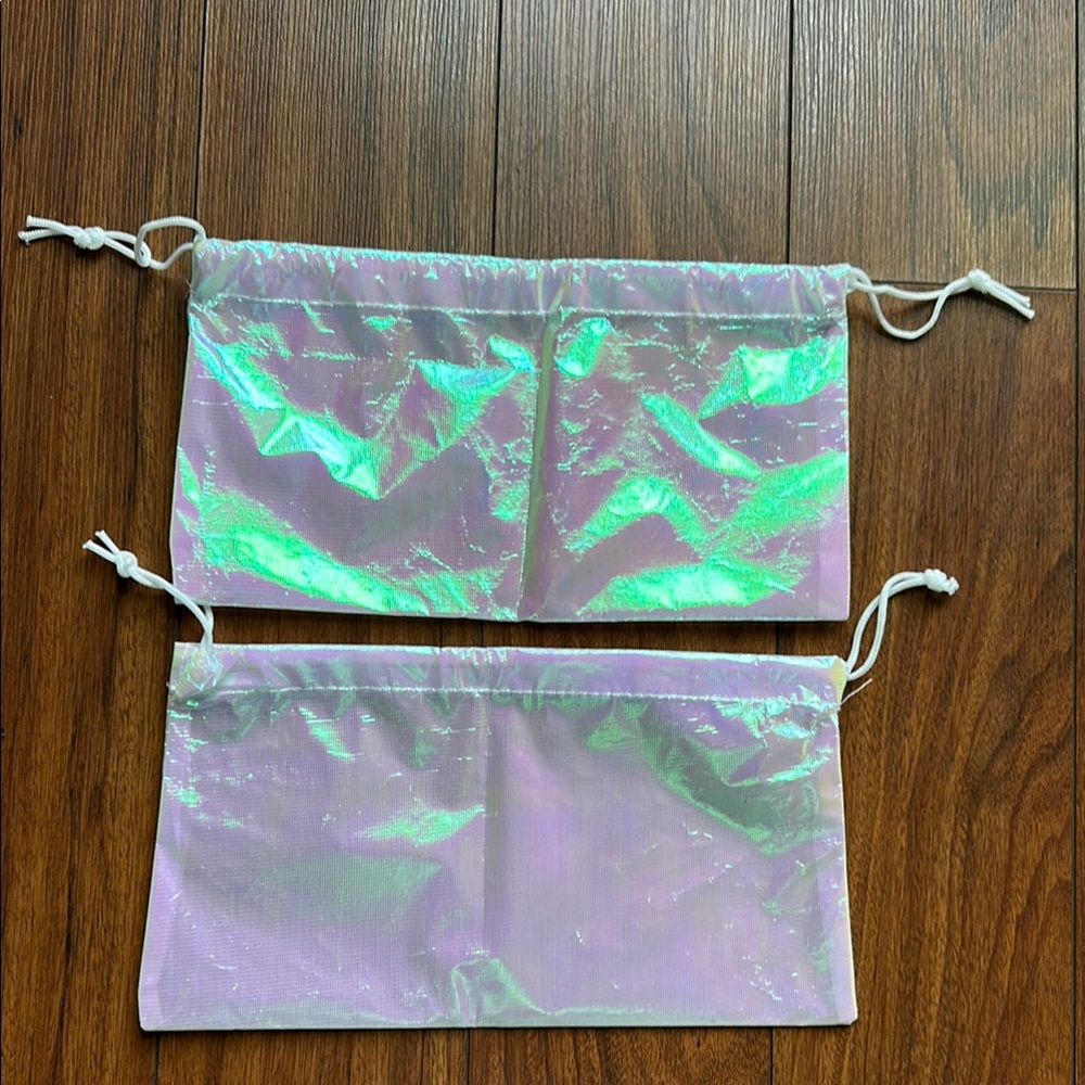 ⚪️⚪️Set of 2 Iridescent Drawstring Pouches⚪️⚪️